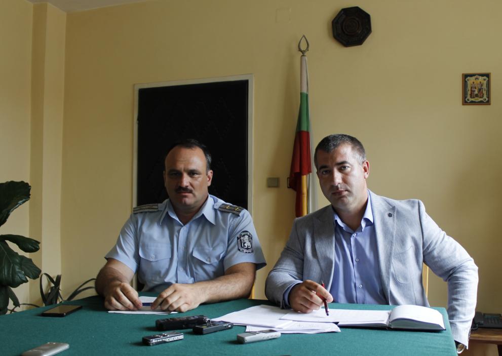 Началникът на сектор „Пътна полиция“ главен инспектор Пенчо Пенчев и заместник-директорът на ОДМВР-Габрово комисар Цветан Петков