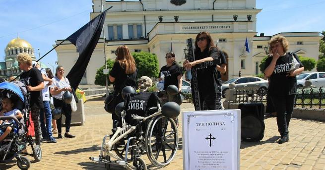 Осми ден майки на деца с увреждания стоят пред парламента