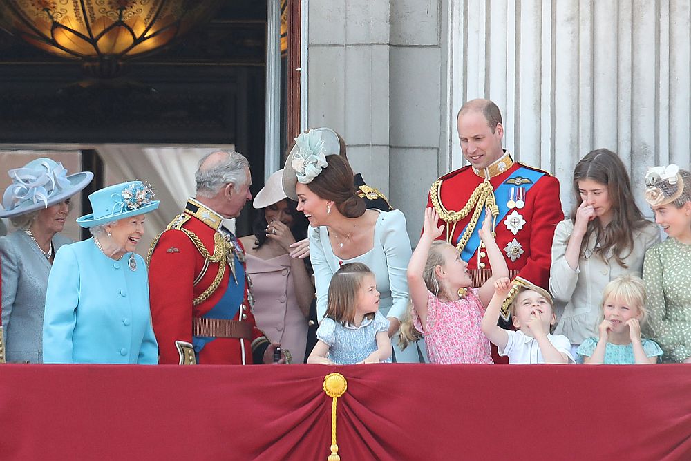 Съпругата на принц Хари - херцогинята на Съсекс Меган, за първи път бе на традиционното официално честване на рождения ден на кралица Елизабет Втора. Освен това херцозите на Съсекс Меган и Хари за първи път се появиха заедно на балкона на Бъкингамския дворец.