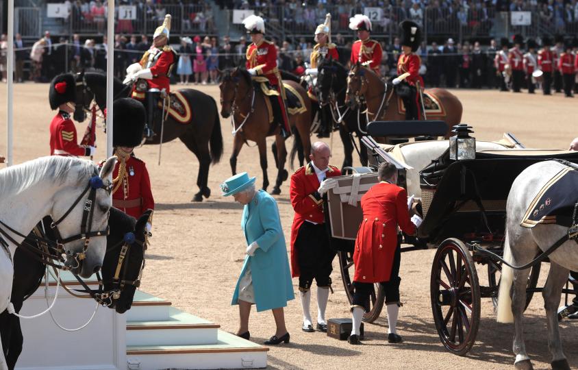 <p>Кралица Елизабет II празнува рождения си ден с парад и авиошоу в компанията на семейството си и цялата нация.</p>