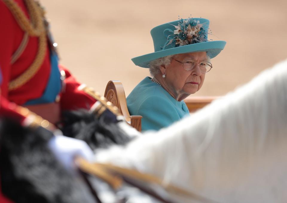 Кралица Елизабет II празнува рождения си ден с парад и авиошоу в компанията на семейството си и цялата нация.