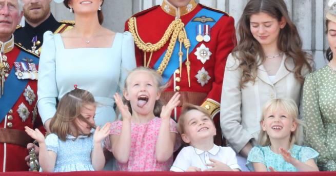Малките кралски особи буквално откраднаха шоуто на балкона на Бъкингамския