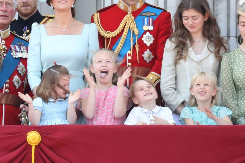 Малките кралски особи буквално откраднаха шоуто на балкона на Бъкингамския дворец