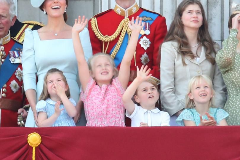 <p>Внуците на кралица Елизабет се забавляваха искрено по време на тържествата по случай рождения ден на прабаба им.</p>