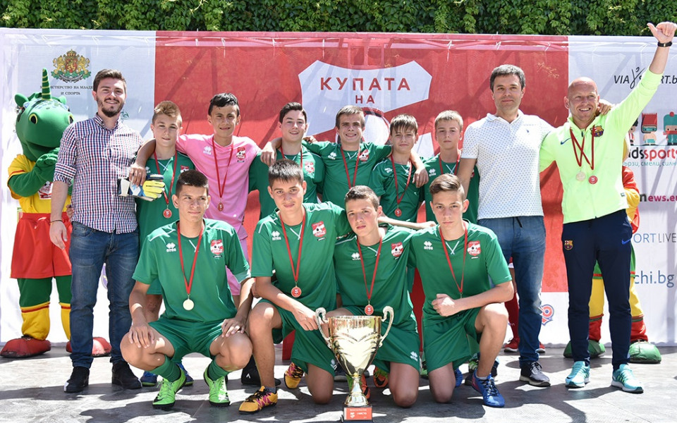Отборът на СУ „Христо Ботев“ от Враца е най-добрият по футбол в България