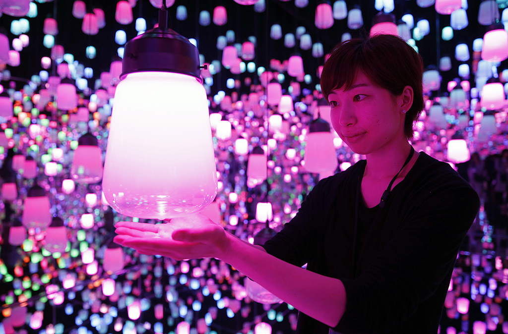 Посетители се разхождат през цифровите произведения на изкуството, в музея за дигитално изкуство "teamLab Borderless" от японската творческа група teamLab в Токио. Музеят за цифрово изкуство с площ от 10 000 квадратни метра с приблизително 50 интерактивни произведения на изкуството ще бъде отворен за обществеността на 21 юни