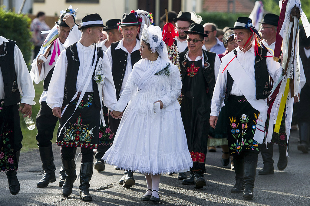 Булка, облечена в народна носия, се подготвя за 10-ото годишно традиционно селско сватбено събитие в Сзихалом, на 125 км североизточно от Будапеща, Унгария. Културният и гастрономически фолклорен фестивал в етно - селото се провежда в продължение на три дни.