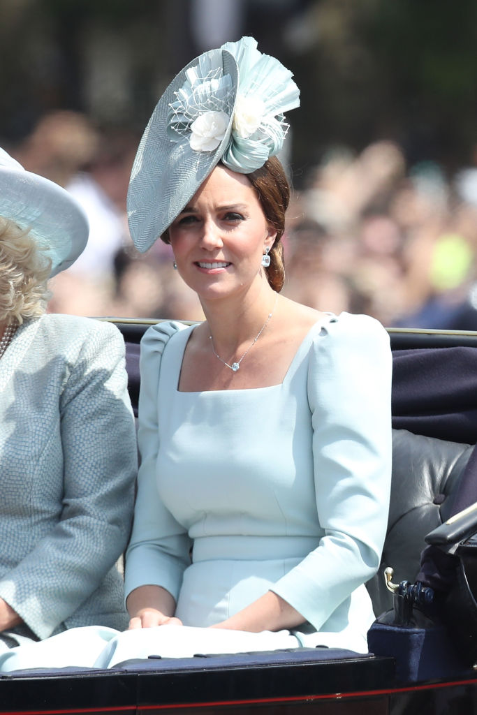Любимките на  Великобритания  - херцогините Катрин и Меган, бяха избрали за честването на рождения ден на  кралица Елизабет Втора тоалети в нежни цветове. Кейт изглеждаше ослепително в небесно синя рокля на Александър Маккуин и елегантна шапка в същия цвят на Juliette Botterill. Херцогиня Меган сияеше в прелестна розова рокля на Каролина Херера, разкриваща красивите ѝ рамене.