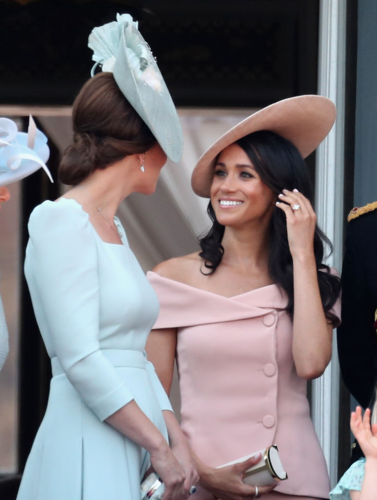 Любимките на  Великобритания  - херцогините Катрин и Меган, бяха избрали за честването на рождения ден на  кралица Елизабет Втора тоалети в нежни цветове. Кейт изглеждаше ослепително в небесно синя рокля на Александър Маккуин и елегантна шапка в същия цвят на Juliette Botterill. Херцогиня Меган сияеше в прелестна розова рокля на Каролина Херера, разкриваща красивите ѝ рамене.