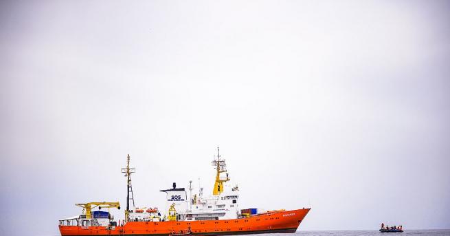 Кораб с над 600 мигранти, спасени край бреговете на Либия,