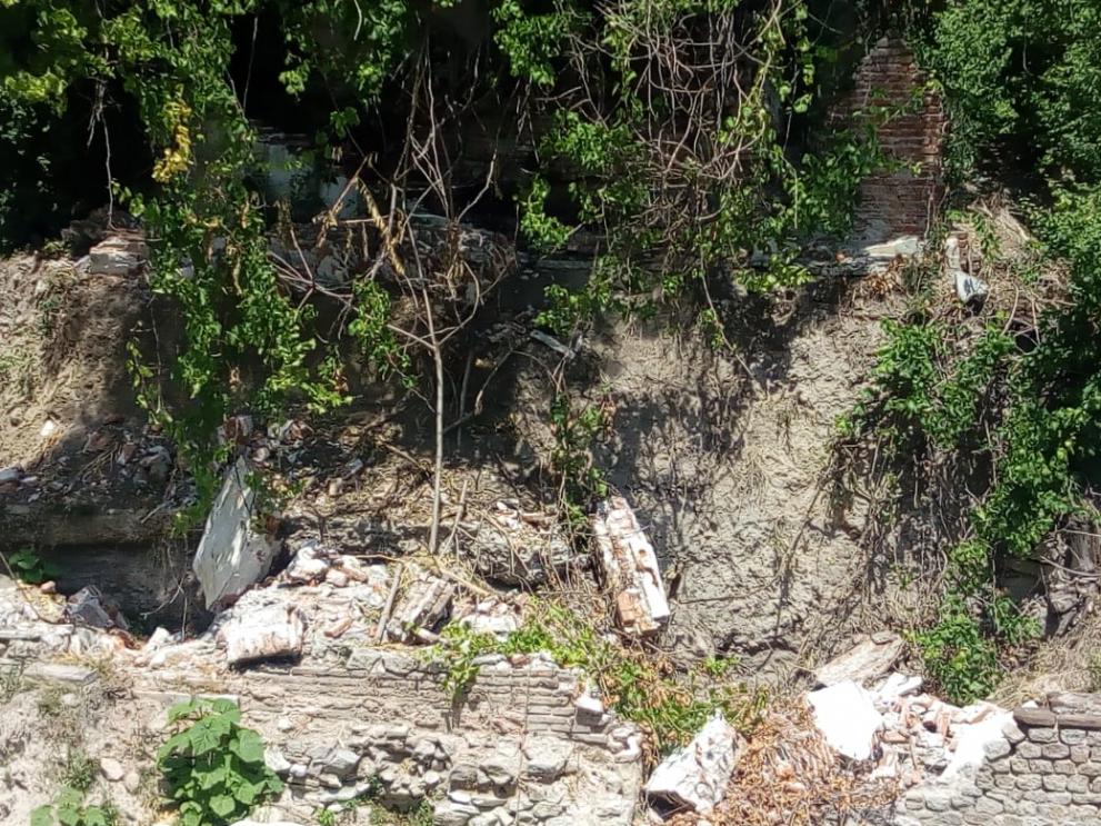 Стена се срути върху археологията на Одеона