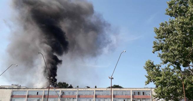 Пожар обхвана част от шуменското СУ Васил Левски по време