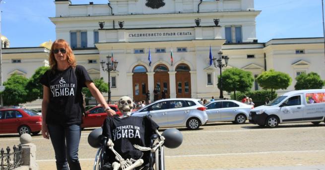 Майките на деца с увреждания искат Бисер Петков да бъде