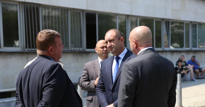 Президентът Румен Радев остро критикува правителството, след като посети настанения