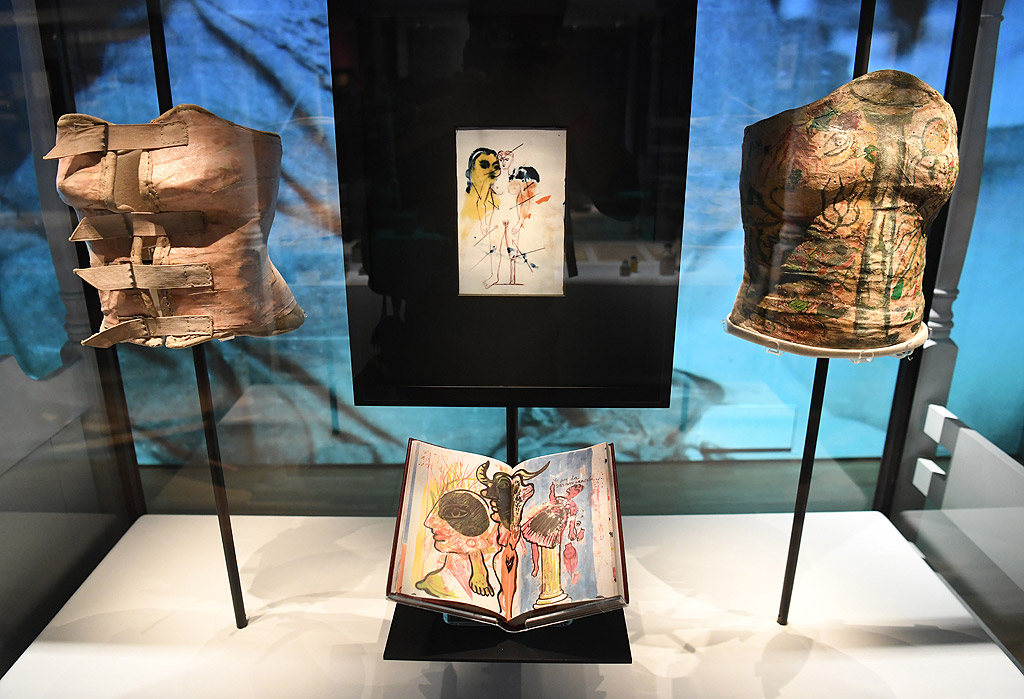 Вещи на мексиканската художничка Фрида Кало са показани в музея "Виктория и Албърт" в Лондон, Великобритания. Това е първата изложба извън Мексико и ще бъде от 16 юни до 14 ноември.
Посетителите могат да разгледат над 200 експоната - дрехи, козметични продукти и бижута на Кало, както и нейни фотографии и автопортрети. Част от експонатите са изложени за първи път извън Мексико, а други досега не са показвани пред публика
