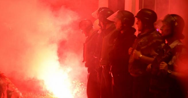 Македонската полиция за борба с масовите безредици използва звукови гранати