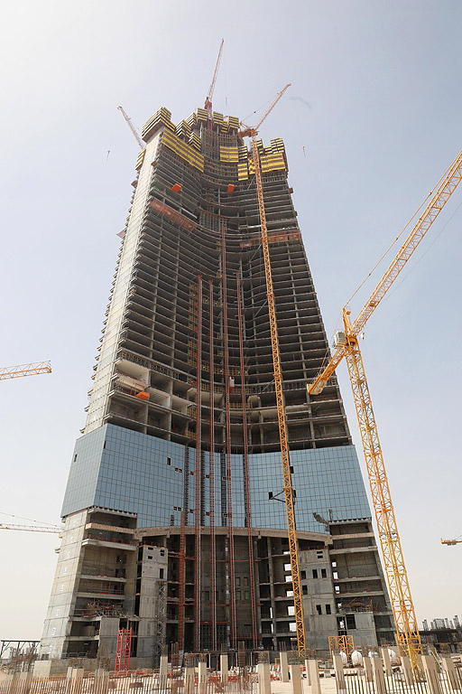"Кулата на кралството" (Kingdom Tower) Jeddah Tower в Джеда, Саудитска Арабия, ще се издига на над 1000 м височина, а разгърнатата строителна площ е 530 хил. кв. метра. Инвестицията в застрояването на целия квартал, общо 23 хектара на брега на Червено море, се очаква да достигне 20 млрд. долара, 1,2 млрд. от които се влагат в небостъргача.