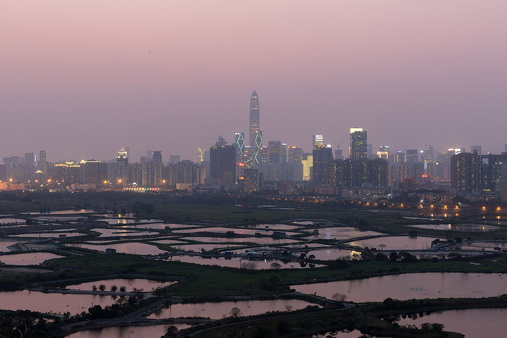 Финансов център Ping An, Шенжен, Китай – 599 метра Това е най-високата офис сграда в света. Финансовият център се намира в градския квартал Futian и представлява ново поколение прототипни азиатски небостъргач: много високи, много гъсто населени и свързани.