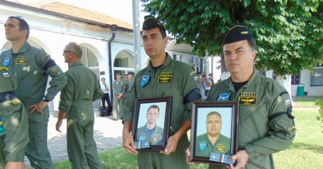 Загиналите пилоти на катастрофиралия хеликоптер Ми-17 бяха погребани с военни