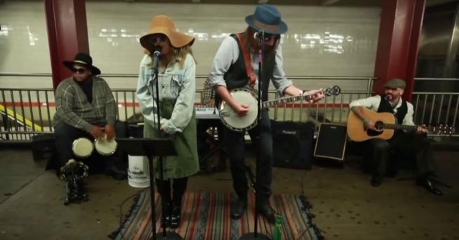 Кристина Агилера пя инкогнито в нюйоркското метро заедно с телевизионния