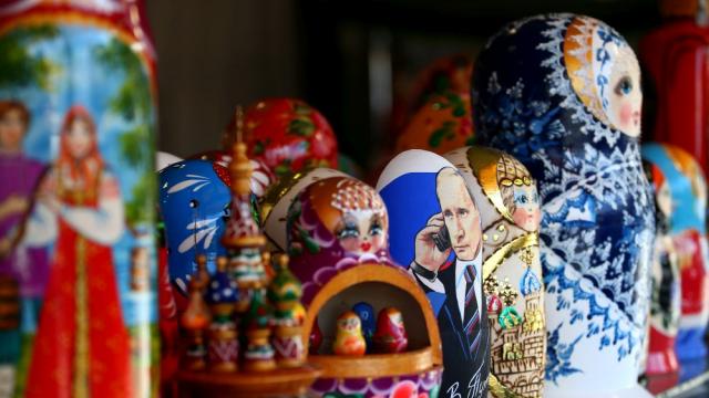 Класически руски сувенир стана повод за секс дебат (СНИМКИ/ВИДЕО)
