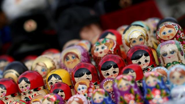 Футболни звезди се усмихват от... руски матрьошки (ВИДЕО)