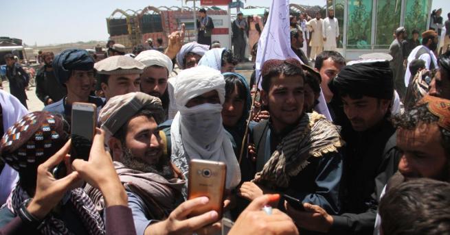 Десетки невъоръжени талибански бойци влязоха днес в афганистанската столица благодарение