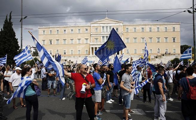 Крайни настроения в Гърция в протеста срещу името на Македония
