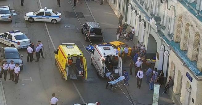 Най малко осем души са ранени след като такси се вряза