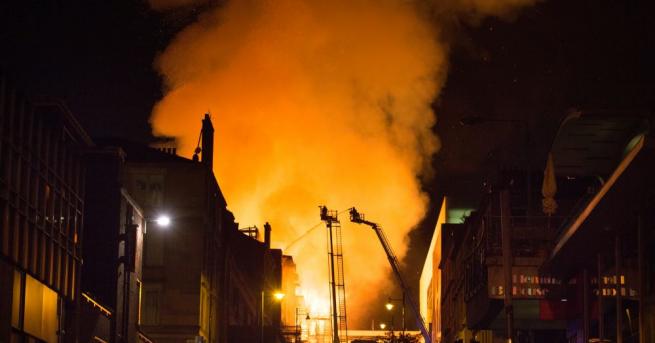 Огромен пожар погълна едно от архитектурните съкровища на Шотландия
