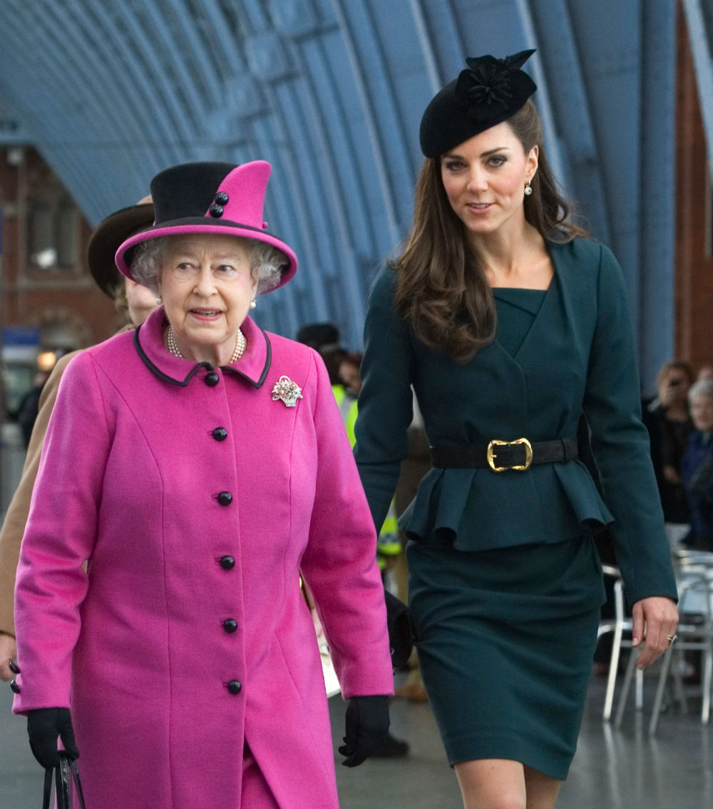 Първият официален съвместен ангажимент с кралицата на херцогинята на Кеймбридж Катрин, 8 март 2012 година