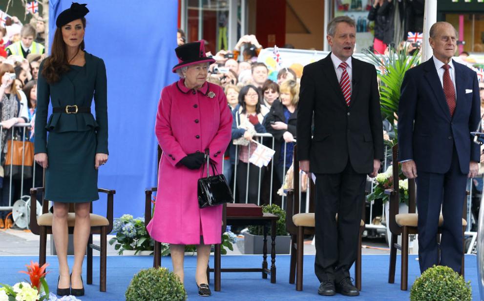 Първият официален съвместен ангажимент с кралицата на херцогинята на Кеймбридж Катрин, 8 март, 2012 година