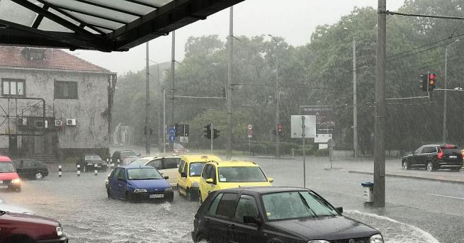 Пороен дъжд придружен с градушка се изсипа в Бургас в