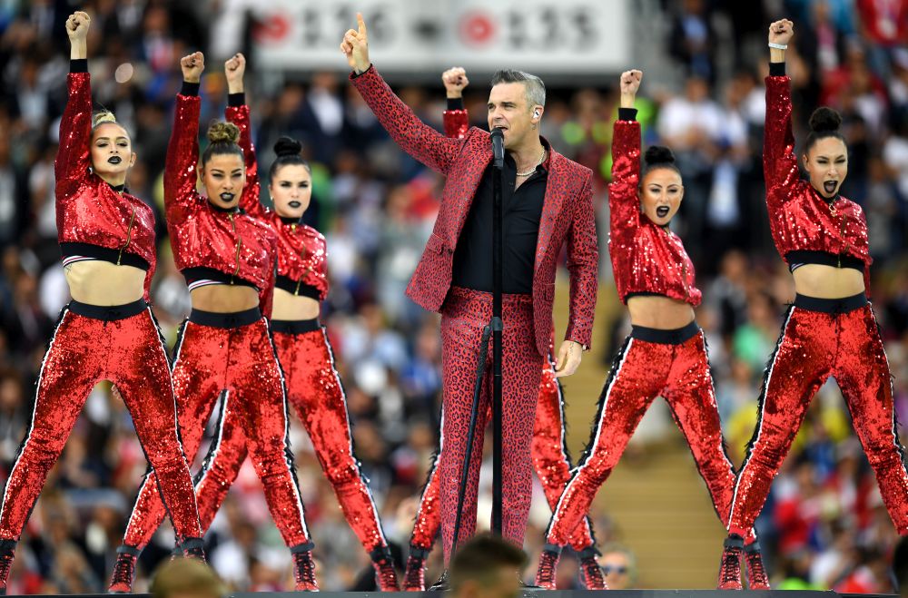 Британският певец Роби Уилямс се включи в откриването на Световното първенство по футбол в Русия на 14 юни.