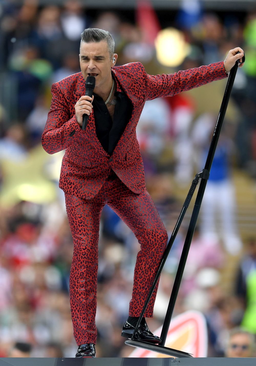 Британският певец Роби Уилямс се включи в откриването на Световното първенство по футбол в Русия на 14 юни.