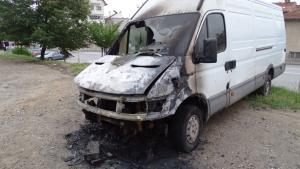 Товарен микробус горя на паркинг в Благоевград