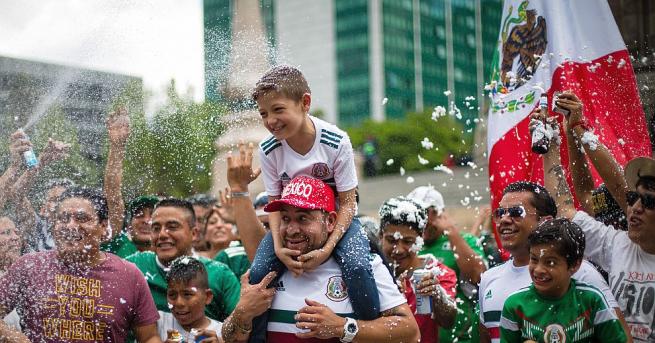 Хиляди фенове на мексиканския национален отбор по футбол, победил на