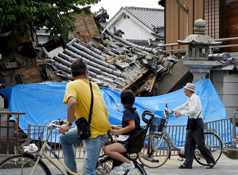 Силно земетресение удари Япония. Трима души са загинали, а  стотици са били ранени след трус с магнитуд от 6,1 по Рихтер. Епицентърът е бил в префектура Осака.
