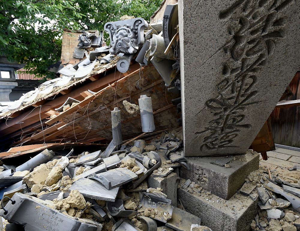 Силно земетресение удари Япония. Трима души са загинали, а  стотици са били ранени след трус с магнитуд от 6,1 по Рихтер. Епицентърът е бил в префектура Осака.