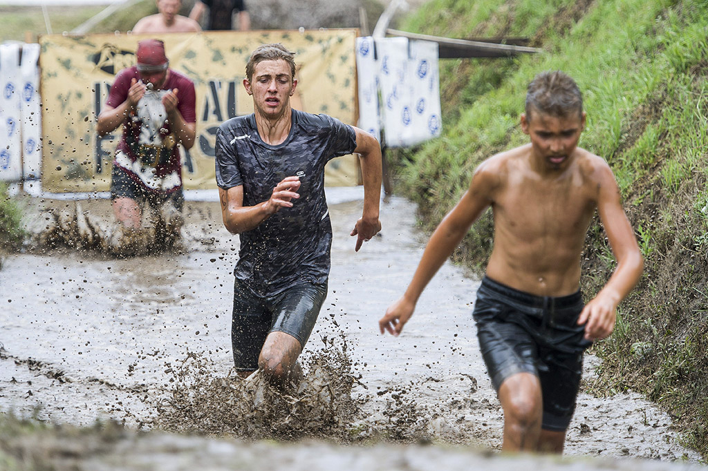 Brutalfutas (Brutal Run) в Ниредхаза, на 55 км югоизточно от Будапеща, Унгария. Общо 2420 души взеха участие в надпреварата във вода и кал