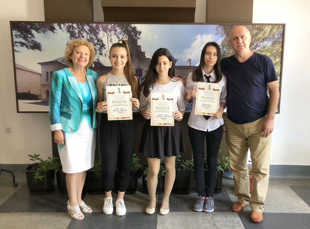 Четирима ученици и трима учители от Разград с награди от „Не се гаси туй, що не гасне”