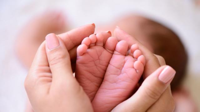 Париж: Бебе се роди във влак, ще пътува безплатно 25 години 