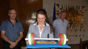 Връчват официално сребърния олимпийски медал на Манева