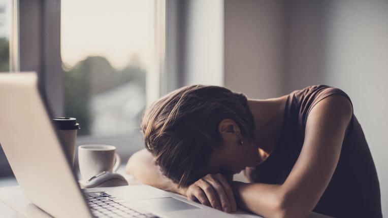  Как да си откраднете 10 минути сънливост в офиса 