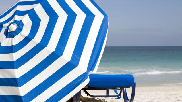 Чрез мобилно приложение: Резервираме чадър и шезлонг онлайн