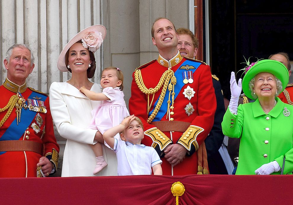 Принц Чарлз, херцогиня Катрин, принц Уилям, децата им Джордж и Шарлот, принц Хари и кралица Елизабет на кралския балкон