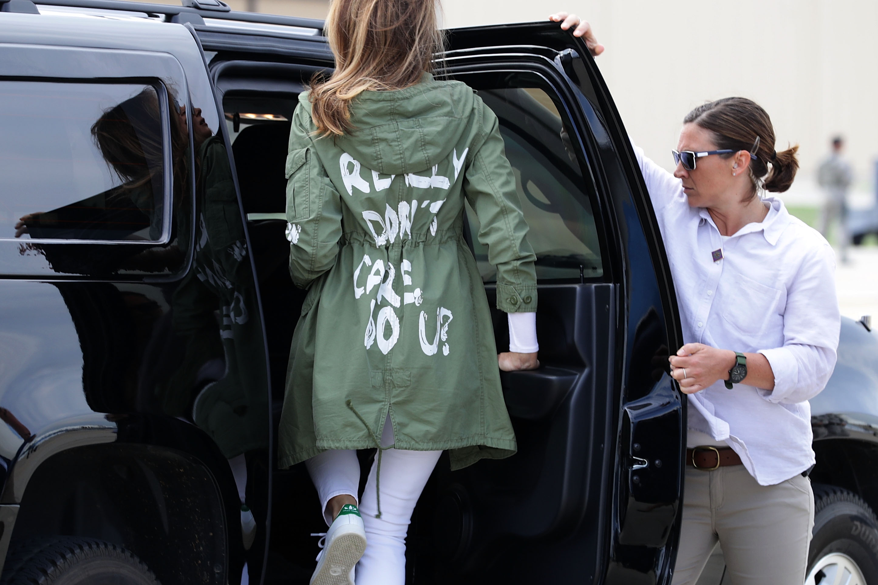 Когато бе попитана какво послание отправя дрехата на първата дама, говорителката Стефани Гришам каза: Това е яке. Няма скрито послание. Надявам се, че след днешната важна визита в Тексас, медиите няма да изберат да се фокусират върху гардероба й.