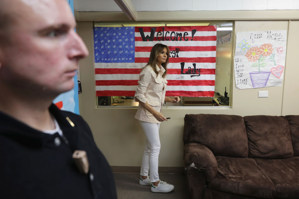 Мелания Тръмп посети център в Тексас, където  са настанени 55 деца мигранти