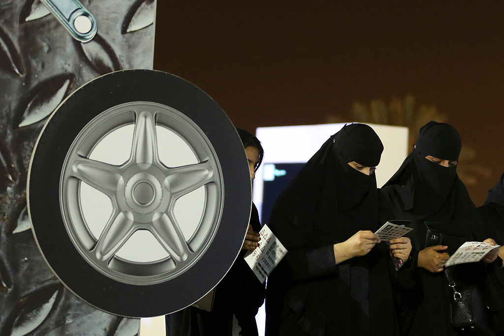 Саудитки на подготвително събитие за шофиране на автомобили, организирано от отдел "Трафик" в Риад, Саудитска Арабия. Саудитските жени ще могат да шофират в страната, тъй като противоречивата забрана за шофиране ще бъде отменена на 24 юни.