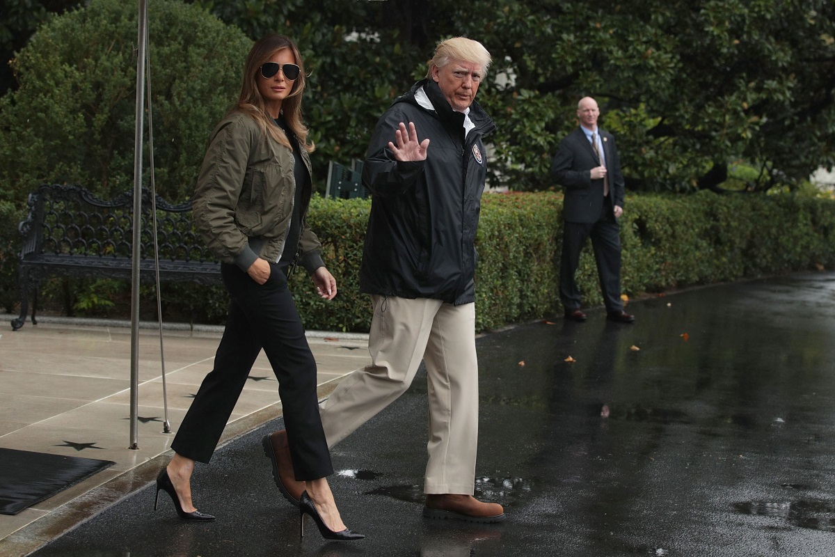 Мелания Тръмп учуди всички с избора си на облекло в потопения Тексас от урагана "Харви". Президентът на САЩ Доналд Тръмп и съпругата му кацнаха в тексаския град Корпъс Кристи. Мелания Тръмп обаче бе избрала облекло, което бе доста коментиранo - черен панталон със спортно яке и 13-сантиметрови токчета.